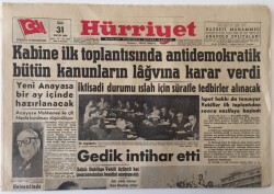Hürriyet Gazetesi 31 Mayıs 1960 - Kabine İlk Toplantısında Antidemokratik Bütün Kararların Lağvına Karar Verdi GZ13912 - 1