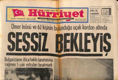 Hürriyet Gazetesi 4 Mayıs 1972 - Ömer İnönü Ve 62 Kişi Kordon Altında Sessiz Bekleyiş GZ87958 - 1