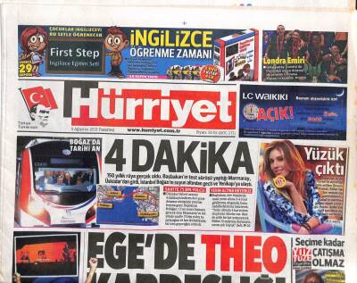 Hürriyet Gazetesi 5 Ağustos 2013 - Nişanlısı Arda Turanla Ayrıldığı İddia Edilen Sinem Kobal,Etilerde Bir Mekanda Görüntülendi GZ106195 - 1
