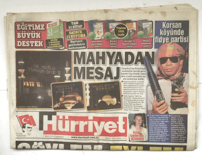 Hürriyet Gazetesi 7 Ekim 2009 - Korsan Köyünde Fidye Partisi GZ5679 - 1