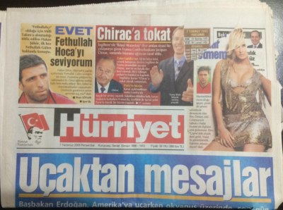 Hürriyet Gazetesi 7 Temmuz 2005 - Cem Yılmaz Sevgilisiyle Çekimlerde, Gülşenin İskenderundaki Olaylı Konseri GZ21952 - 1