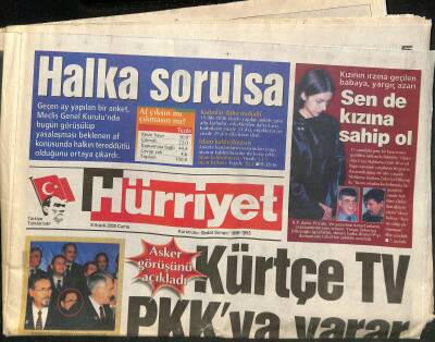 Hürriyet Gazetesi 8 Aralık 2000 - Dünya , Türkün Fındık Motorunu Konuşuyor - Hakan Şükür Artık Çizmenin Kralı GZ120834 - 1
