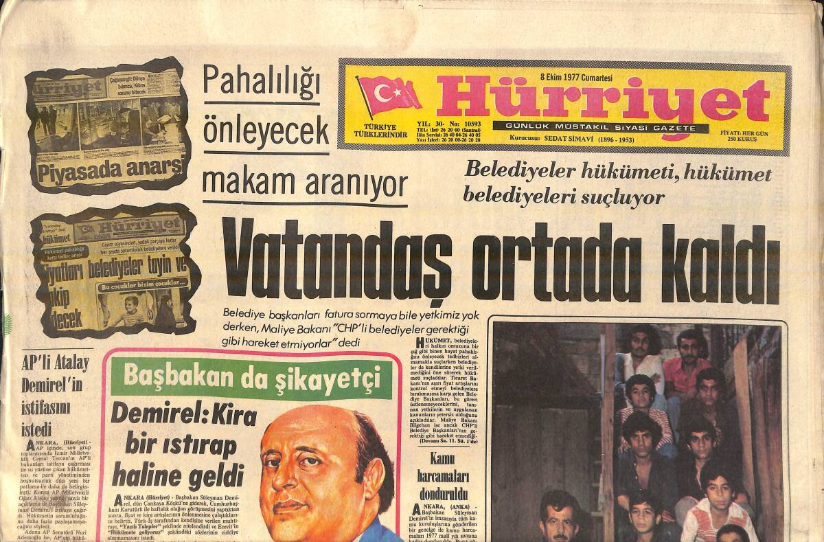 Hürriyet Gazetesi 8 Ekim 1977 - Çıplak Göğüsler Yarıştı - 29. Renault Çekilişi Bugün Yapılıyor GZ156648 - 1