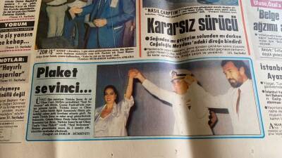 Hürriyet Gazetesi 9 Temmuz 1984 - Plaket Sevinci * Türkan Şoray - Cihan Ünal GZ76804 - 2