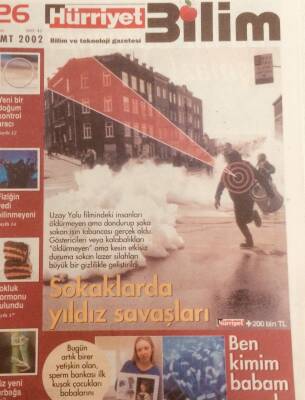 Hürriyet Gazetesi Bilim Eki 26 Ekim 2002 - Sokaklarda Yıldız Savaşları GZ40014 - 1