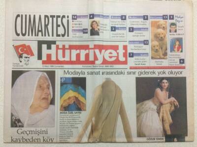 Hürriyet Gazetesi Cumartesi Eki 13 Mart 1999 - Modayla Sanat Arasında ki Fark Yok Oluyor GZ35708 - 1