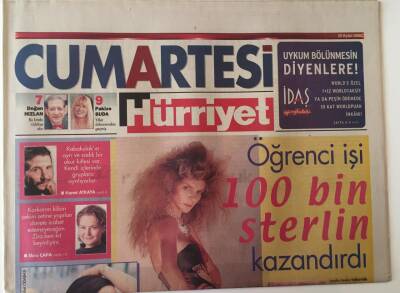 Hürriyet Gazetesi Cumartesi Eki 25 Eylül 2004 - 4 Yıl Sonra Yeni Albüm Demet Sağıroğlu GZ18711 - 1