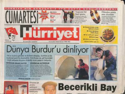 Hürriyet Gazetesi Cumartesi Eki 26 Ocak 2002 - Dünya Burduru Dinliyor GZ113071 - 1
