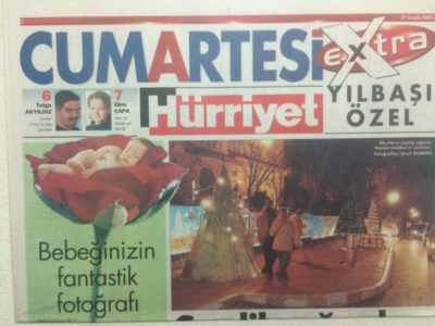 Hürriyet Gazetesi Cumartesi Eki - 27 Aralık 2003 - Şansa Dansanın Beş Yabancısı,Şenlik Ağaçları Nişantaşında GZ24444 - 1