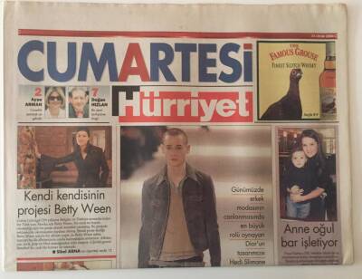 Hürriyet Gazetesi Cumartesi Eki 30 Ocak 2004 - Hedi Slimane Erkeklere Uzun Etek Giydirdi GZ20184 - 1