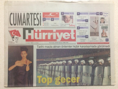 Hürriyet Gazetesi Cumartesi Eki 5 Aralık 1998 - Top Geçer Adam Geçmez GZ23909 - 1