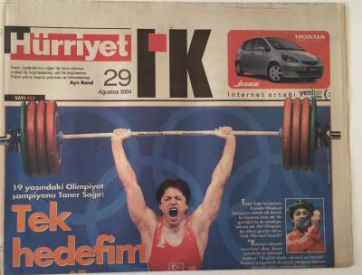 Hürriyet Gazetesi IK Eki 29 Ağustos 2004 - 19 Yaşındaki Halter de Olimpiyat Şampiyonu Taner Sağır Tek Hedefi Geçilmemek GZ18706 - 1