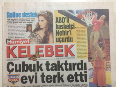 Hürriyet Gazetesi Kelebek 31 Ekim 2005 - Mutluluk Çubuğu Taktırdı Evi Terk Etti GZ27023 - 1