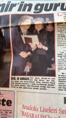 Hürriyet Gazetesi Kelebek Eki 1 Mart 1988 - İzmirin Gururu * Nalan Altınörs-Zeki Müren GZ127471 - 2