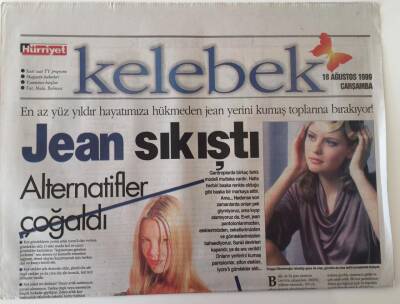 Hürriyet Gazetesi Kelebek Eki 18 Ağustos 1999 - En Az Yüz Yıldır Hayatımıza Hükmeden Jean Yerini Kumaş Toplarına Bırakıyor GZ18677 - 1