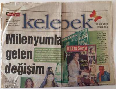 Hürriyet Gazetesi Kelebek Eki 19 Ekim 2000 - Faruk Saraçın Tasarımlarla Osmanlı Dönemini Yansıtan Padişah Esvabı GZ18637 - 1