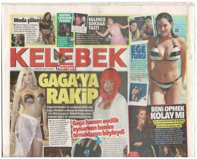 Hürriyet Gazetesi Kelebek Eki 19 Eylül 2014 - Çilek Filminin Galası Yapıldı. Rolü Gereği Şarkı Söyleyen Azra Akın Cüretkar Sahneleriyle Dikkat Çekti GZ48043 - 1