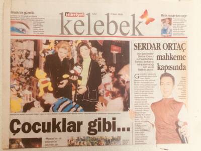 Hürriyet Gazetesi Kelebek Eki 2 Mart 1999 - Serdar Ortaç Mahkeme Kapısında GZ38971 - 1