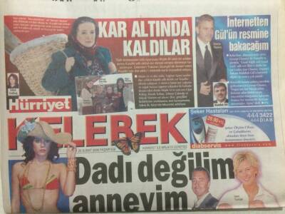 Hürriyet Gazetesi Kelebek Eki 20 Şubat 2006 - Müjde Ar İle Kar Altında Kaldılar GZ35581 - 1