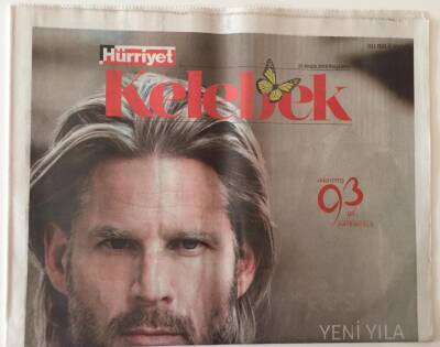 Hürriyet Gazetesi Kelebek Eki 22 Aralık 2016 - Harun Kolçak Uzun Kanser Tedavisi Sonrası İlk Sahneye Çıktı GZ18636 - 1