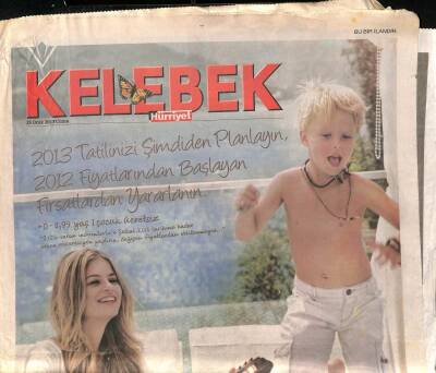 Hürriyet Gazetesi Kelebek Eki 25 Ocak 2013 - Serdar Ortaç İle Sevgilisi Chloe , Evliliklerini Çıktıkları Yemekte Arkadaşlarıyla Kutladı GZ96814 - 1