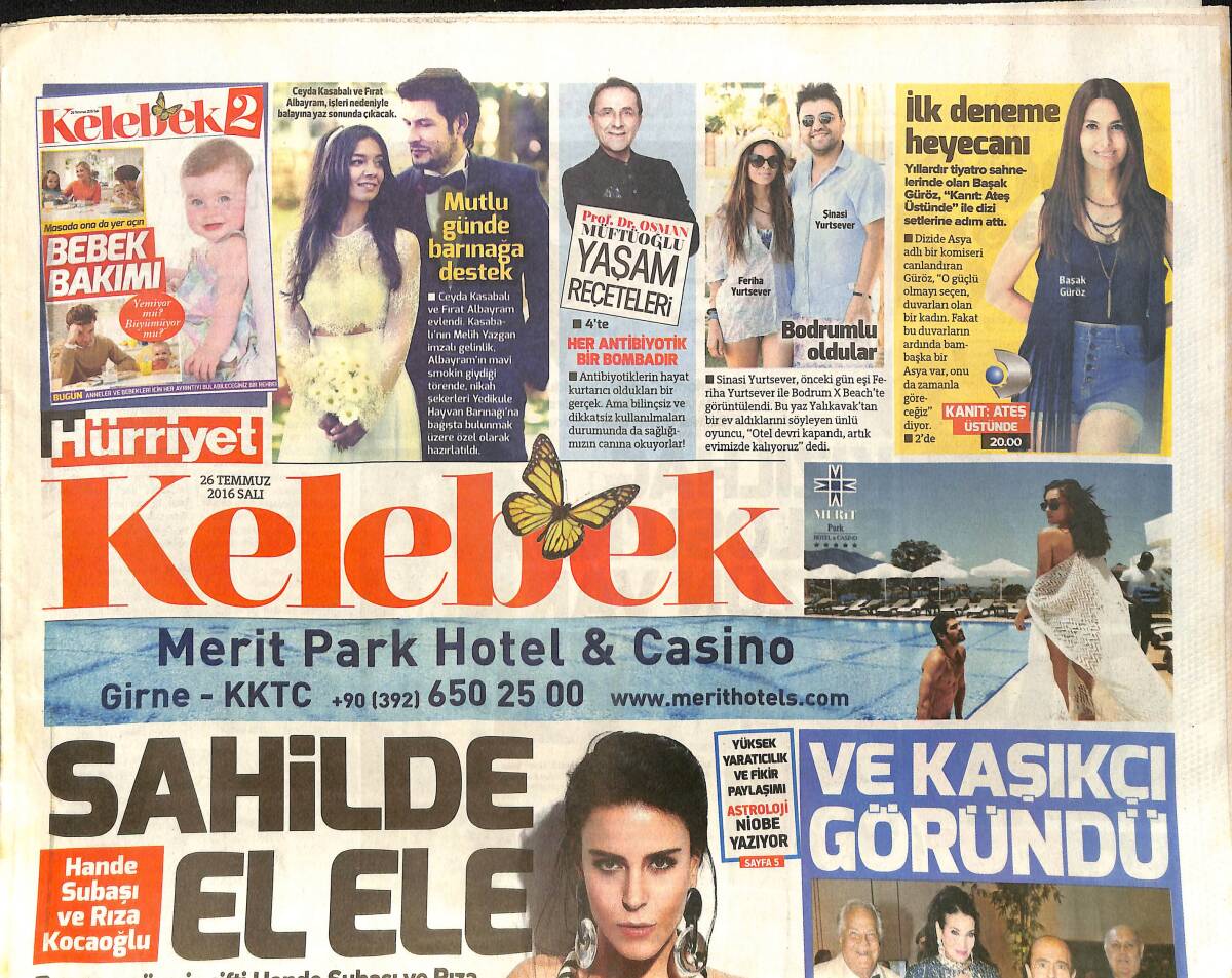 Hürriyet Gazetesi Kelebek Eki 26 Temmuz 2016 - Hande Subaşı Ve Rıza Kocaoğlu Sahilde El Ele GZ154156 - 1