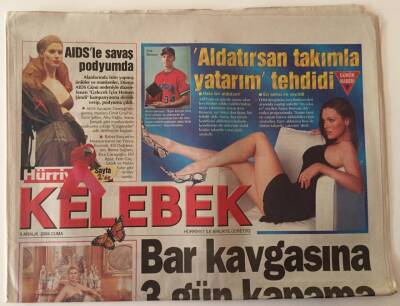 Hürriyet Gazetesi Kelebek Eki 3 Aralık 2004 - AIDS Savaş Podyumda , Teomanın Kadınları GZ18618 - 1