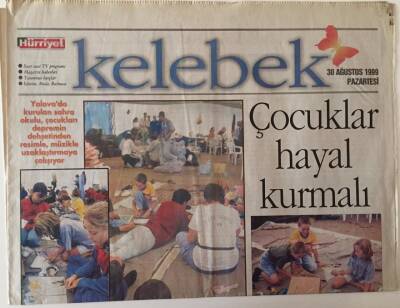 Hürriyet Gazetesi Kelebek Eki 30 Ağustos 1999 - Yalovada Kurulan Sahra Okulu , Çocukların Depremin Dehşetinden Resimle Müzikle Uzaklaştırmaya Çalışıyor GZ18441 - 1