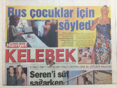 Hürriyet Gazetesi Kelebek Eki 6 Eylül 2004 - Sezen Aksu Rus Çocuklar İçin Söyledi,Seren Serengil Köpeklerini Şart Koştu GZ24721 - 1