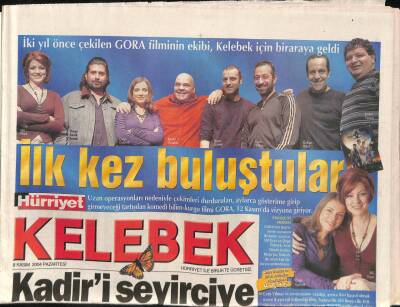 Hürriyet Gazetesi Kelebek Eki 8 Kasım 2004 - İki Yıl Önce Çekilen GORA Filminin Ekibi , Kelebek İçin Biraraya Geldi GZ96440 - 1