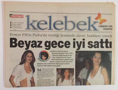 Hürriyet Gazetesi Kelebek Eki 9 Ağustos 1999 - Power FM in Pashada Verdiği Kostümlü Davet Yonca Evcimik , Tülin Şahin ..GZ18371 - 1