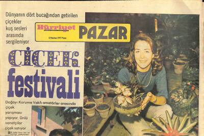 Hürriyet Gazetesi Pazar Eki 12 Haziran 1977 - Kadir İnanır Çiçeklerin Kaderine İnanıyor - Nükhet Durunun Çiçeği Papatya GZ114775 - 1