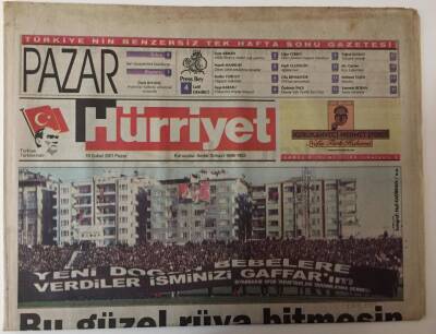 Hürriyet Gazetesi Pazar Eki 18 Şubat 2001 - Neşe Karaböcek Üç Yıl Aradan Sonra İki Yeni Albümle Karşımıza Çıkıyor GZ25190 - 1