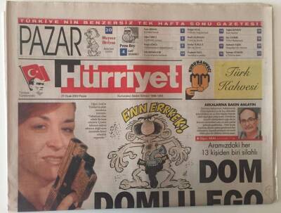 Hürriyet Gazetesi Pazar Eki 27 Ocak 2002 - Deniz Türkali İle Ayşe Arman Röportajı GZ26152 - 1