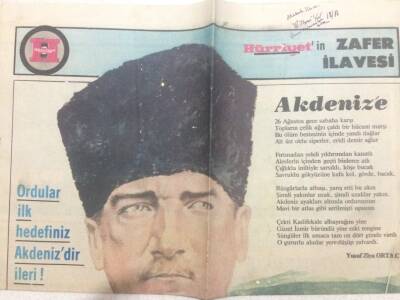 Hürriyet Gazetesi Zafer Eki 25 Ağustos 1974 - Ordular İlk Hedefiniz Akdenizdir İleri GZ50505 - 1