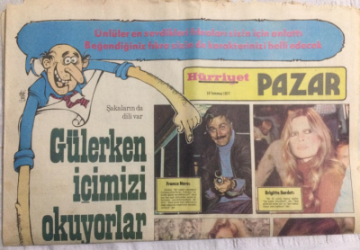 Hürriyet Pazar Eki 10 Temmuz 1977 - Farrah Modası Gün Geçtikçe Yayılıyor, Gülerken İçimizi Okuyorlar - GZ19976 - 1