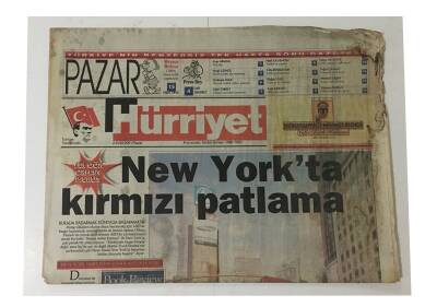 Hürriyet Pazar Gazetesi 2 Eylül 2002 -Yer Gök Orhan Pamuk New Yorkta Kırmızı Patlama GZ9004 - 1
