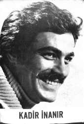 Kadir İnanır Siyah-Beyaz Kartpostal (Orta Boy) KRT21825 - Gökçekoleksiyon