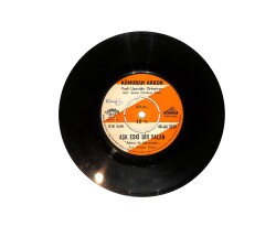 Kamuran Akkor – Aşk Eski Bir Yalan / Kokladığım İlk ve Son Çiçeksin 45’lik Plak (10/7) PLK26970 - Gökçekoleksiyon