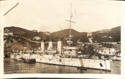 Karadeniz Limanında Demirli Harp Gemisi 