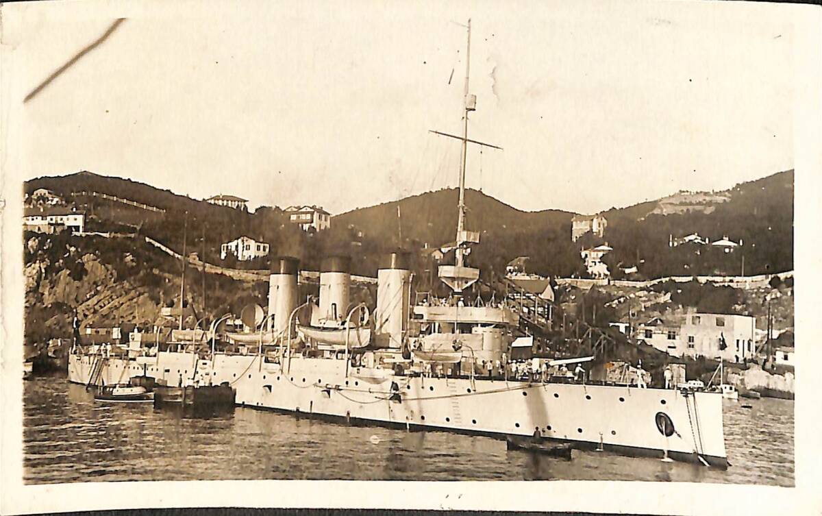 Karadeniz Limanında Demirli Harp Gemisi 