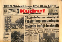 Kudret Gazetesi 28 Temmuz 1962 - Vekalet Kapısını Zorlayan Öğrenciler Trafiği Aksattı GZ66030 - 2