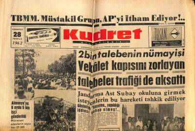 Kudret Gazetesi 28 Temmuz 1962 - Vekalet Kapısını Zorlayan Öğrenciler Trafiği Aksattı GZ66030 - 2