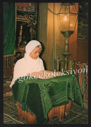 Kur`an-ı Kerim Okuyan Kız Temalı Kartpostal KRT5233 - Gökçekoleksiyon