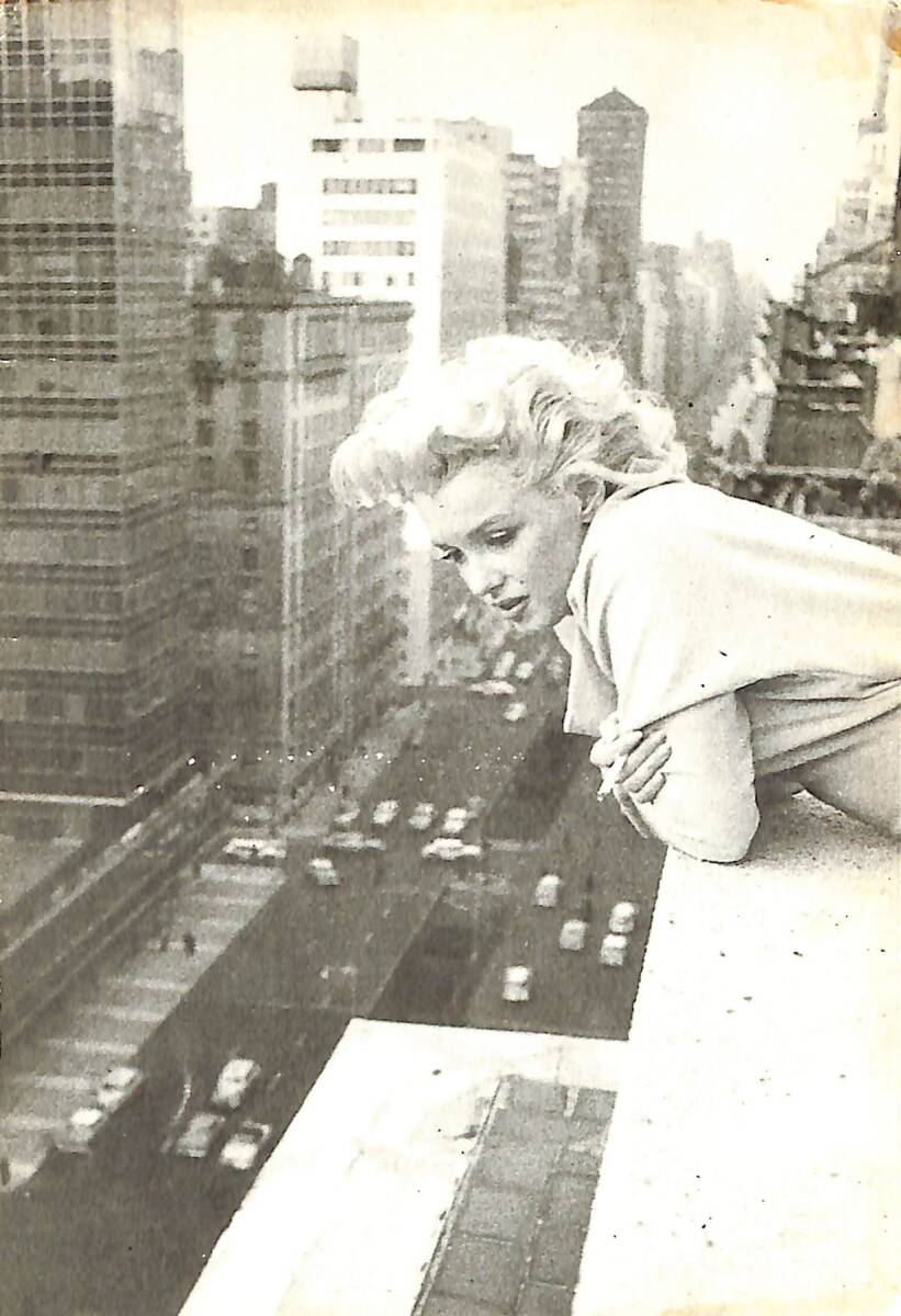 Marilyn Monroe Siyah-Beyaz Kartpostal (Küçük Boy) KRT23995 - 1