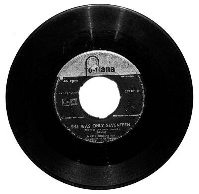 Marty Robbins - Sittinin A Tree House - She Was Only Seventeen (106.5) PLK16539 - 2