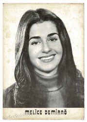 Melike Demirağ Siyah-Beyaz Büyük Boy Kartpostal KRT6685 - Gökçekoleksiyon