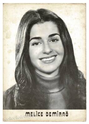 Melike Demirağ Siyah-Beyaz Büyük Boy Kartpostal KRT6685 - 1