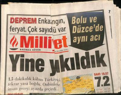Milliyet Gazetesi 13 Kasım 1999 - 1.5 Dakikalık Kabus Türkiyeyi Tekrar Yasa Boğdu . Onbinlerce İnsan Geceyi Ayazda Geçirdi... GZ96758 - 1