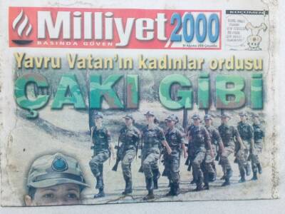 Milliyet Gazetesi 2000 Eki - 30 Ağustos 2000 - Yavru Vatanın Kadınlar Ordusu Çakı Gibi GZ46047 - 1